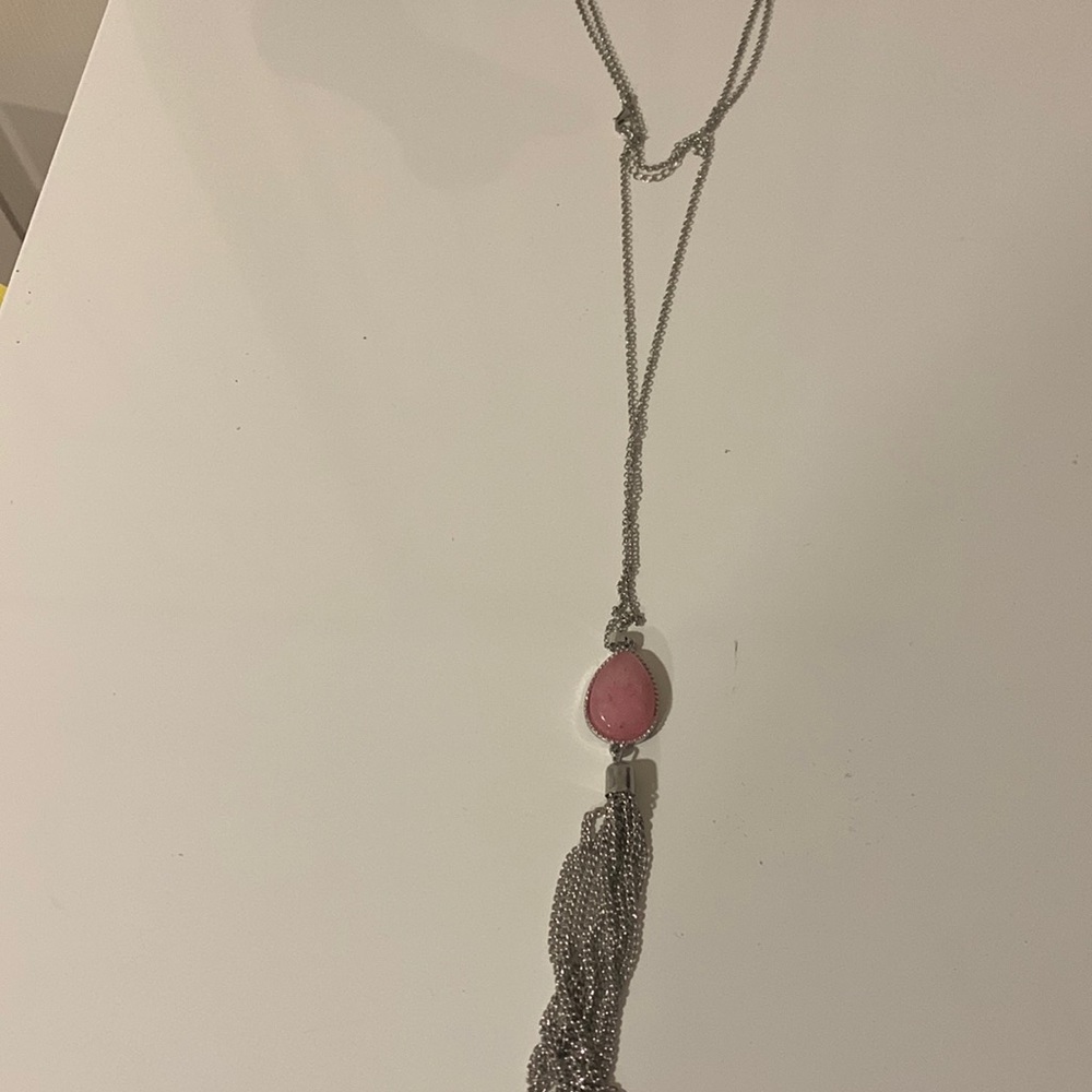 Long necklace with rose stone!!! Silver tone.‎